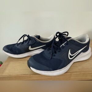 Youth NIKE Navy Blue & White
DOWNSHIFTER Size 4Y Running SHOES
Sneakers Used